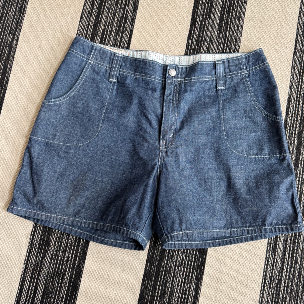 Levi's Women's Dark Wash 5" Denim Summer Short with Pocket Size‎ 16